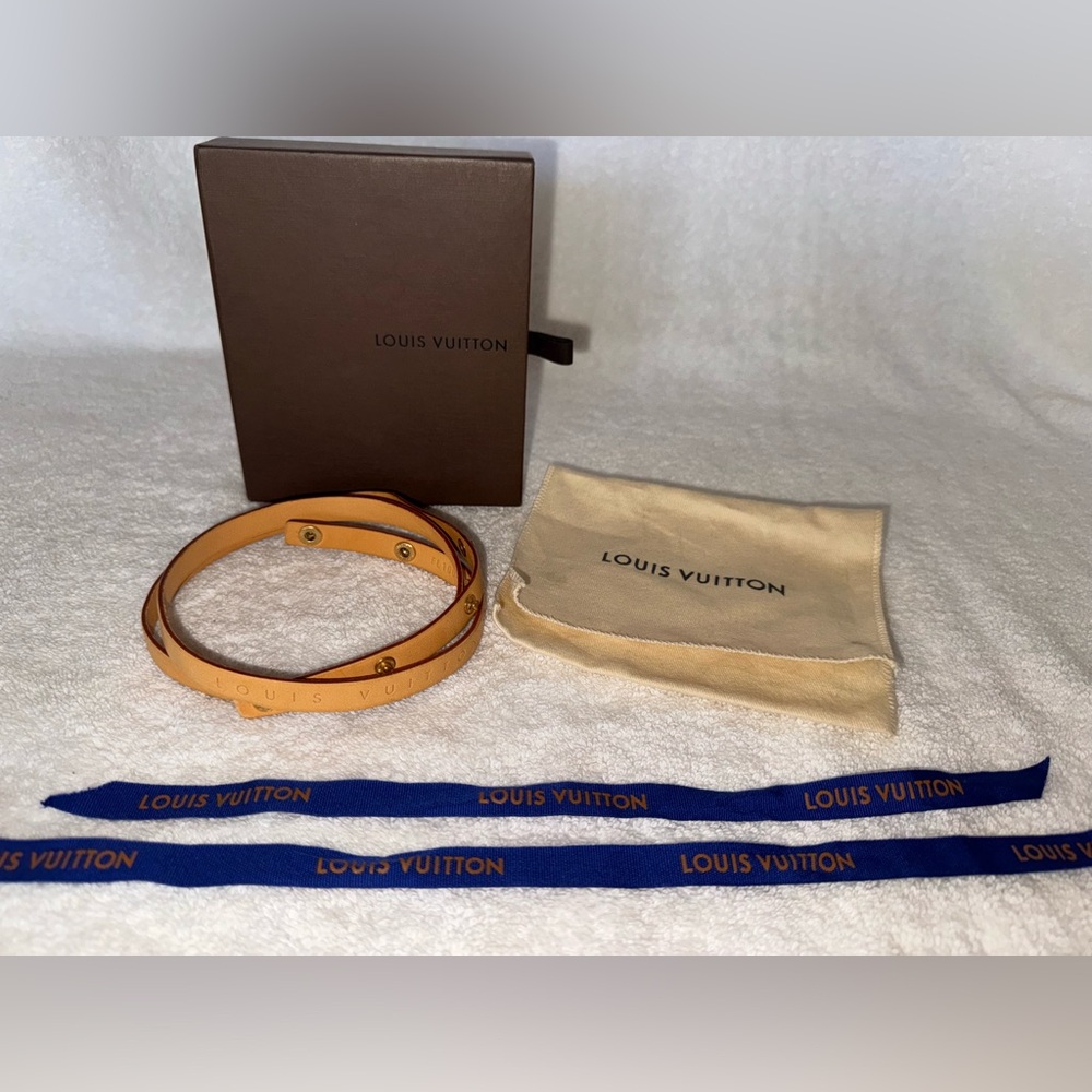 Louis Vuitton Pochette Florentine Strap XS w/box, dust bag and ribbon.